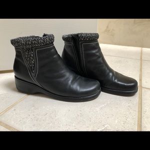 Nearly new Women’s size 10M black ankle boots!